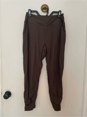 Soothfeel Women's Olive Green Dryfit Jogger Pants Short Petite